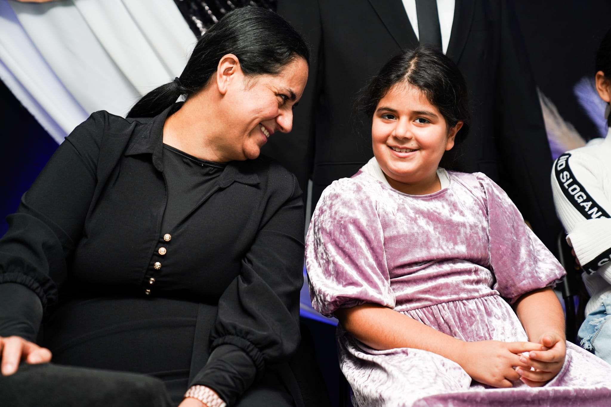 Familia reunida en grupo de amistad