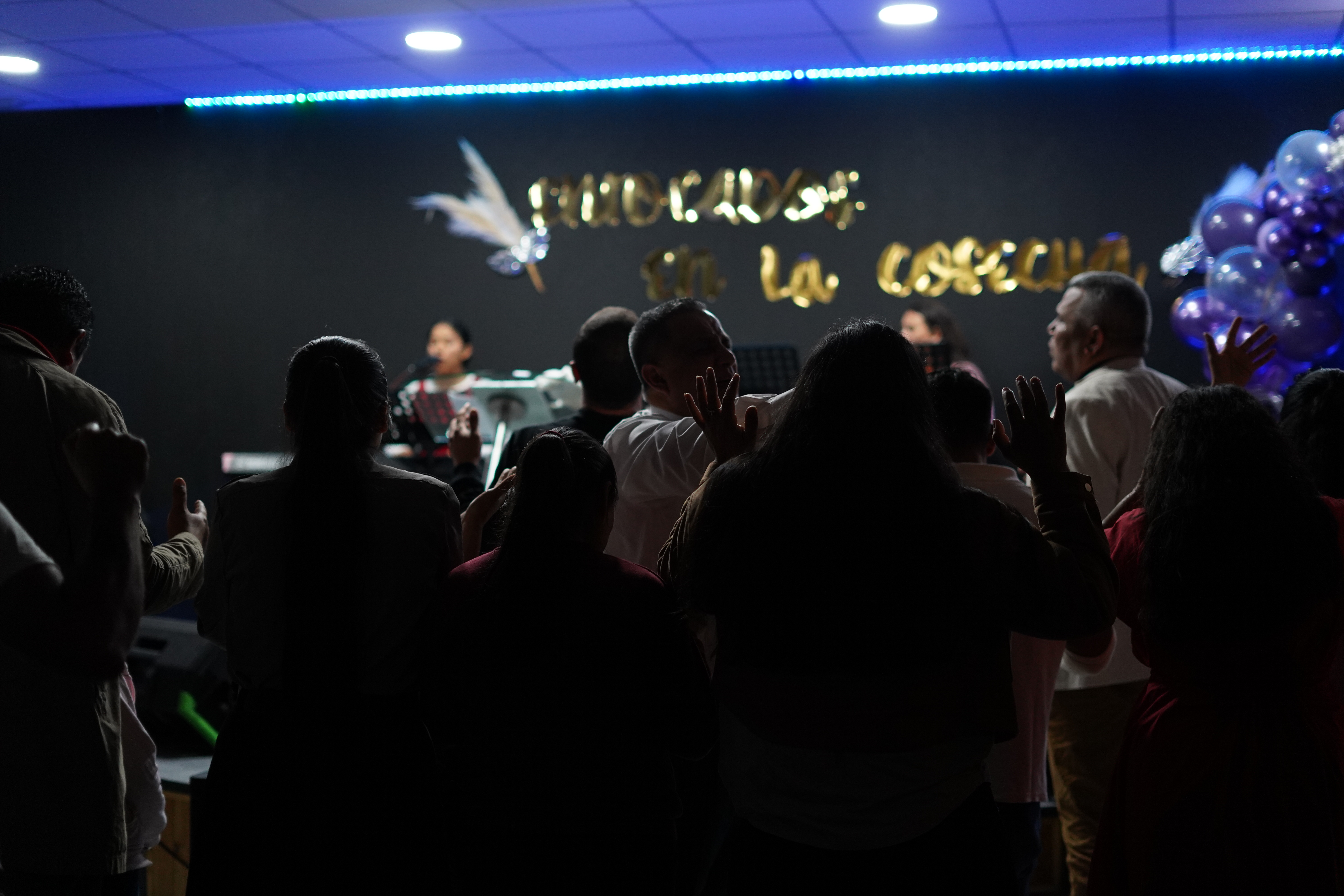 Oración y ministración durante un servicio en IPUE Vigo