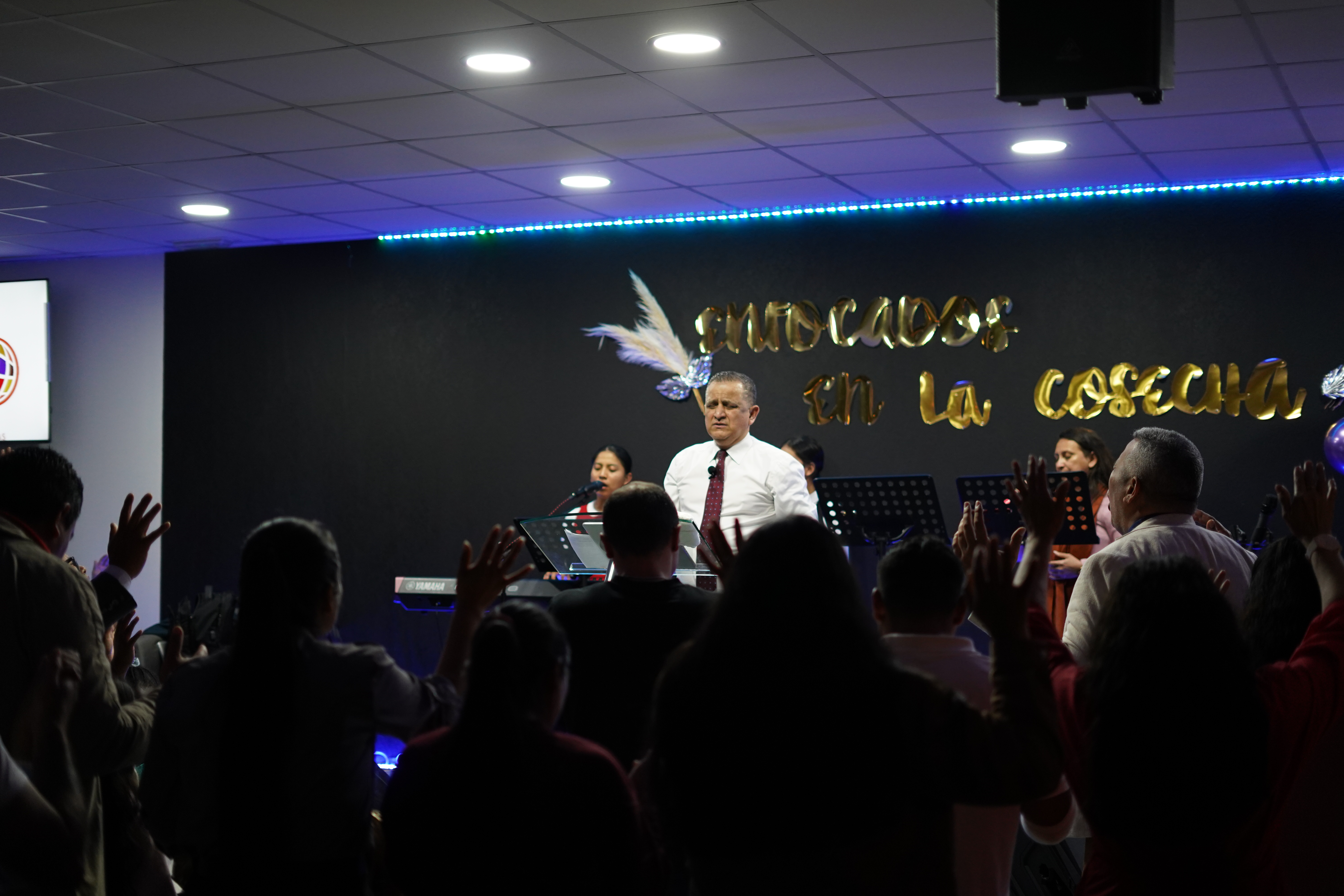Nuestro pastor predicando la Palabra