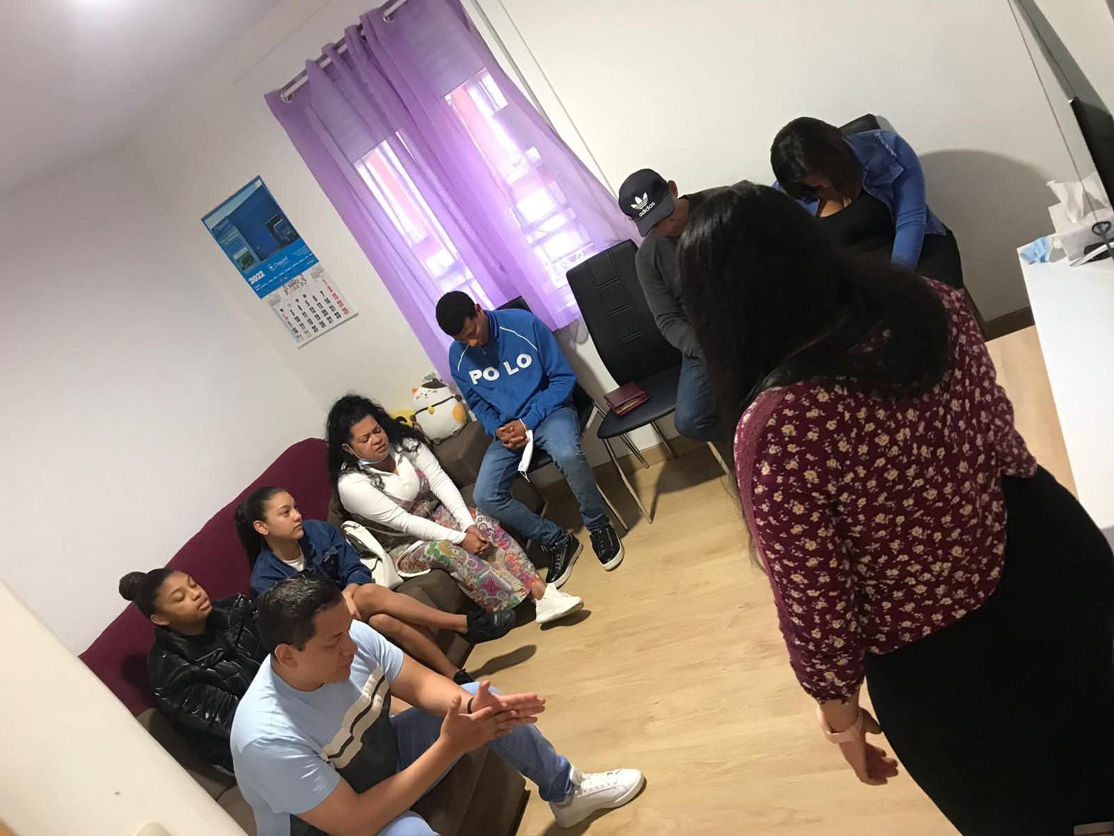 Grupo de amistad en reunión