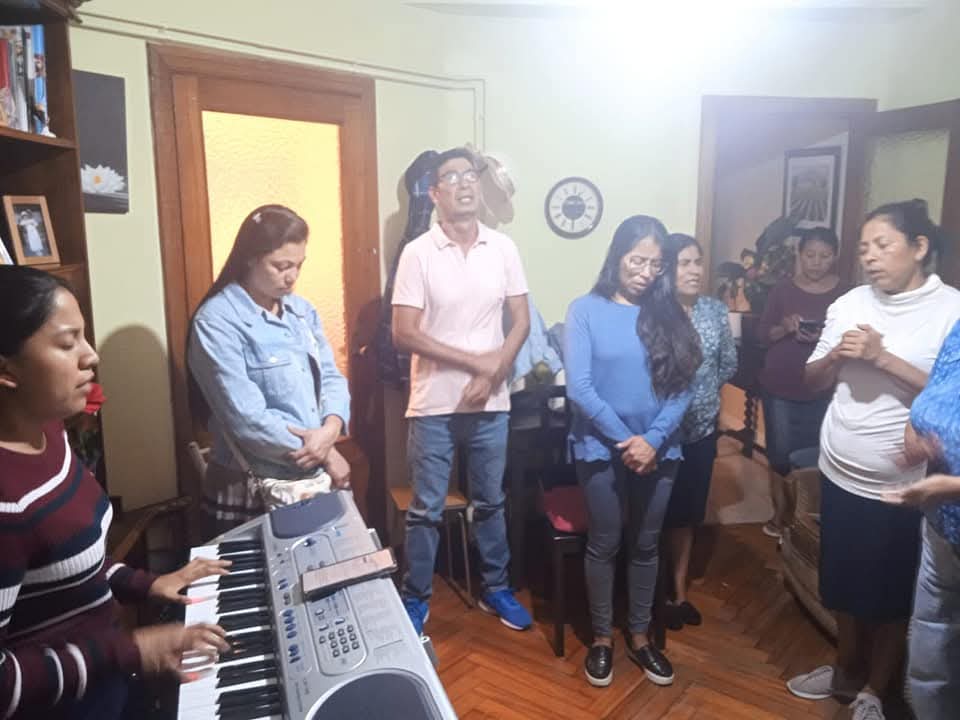 Grupo de amistad en adoración