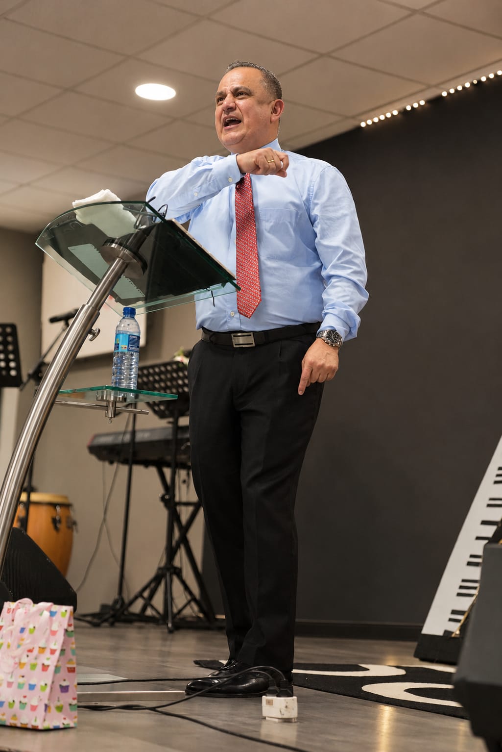 Nuestro pastor orando durante un servicio